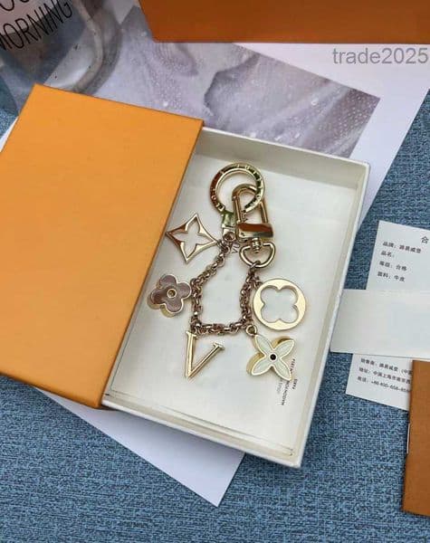 Designer Keychains Lanyards 2023 New European and American long chain hot pink flower key ring belt original box Motion current 30ess