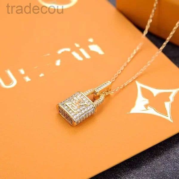 Designer Designer S Sale Pendant Necklaces Fashion for Man Woman Inverted Triangle Letter Designers Brand Jewelry Mens Womens Trendy Personality Clavicle Chain