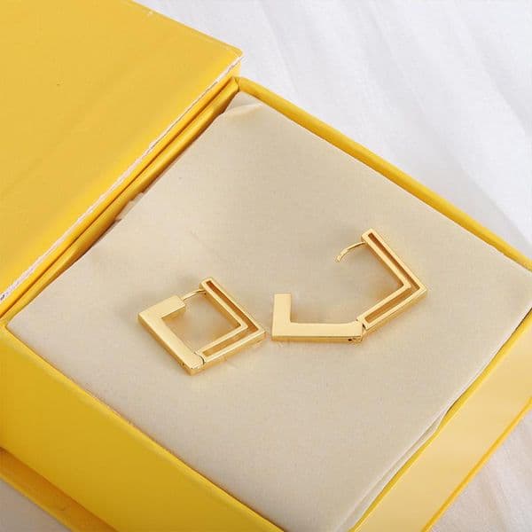 Letters Earrings Designer Earing for Women Tiny Stud Classic Senior Luxury Ear Studs Letters Couple Gifts Jewelry Accessories for Mother