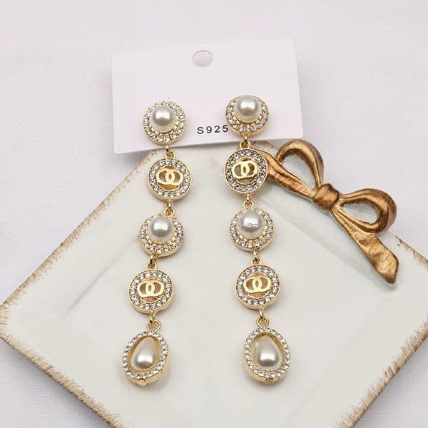 Brand Designer Earrings Letters Stud Eardrop Round Geometric Famous Women Rhie Crystal Pearl Party Gift 20 Style