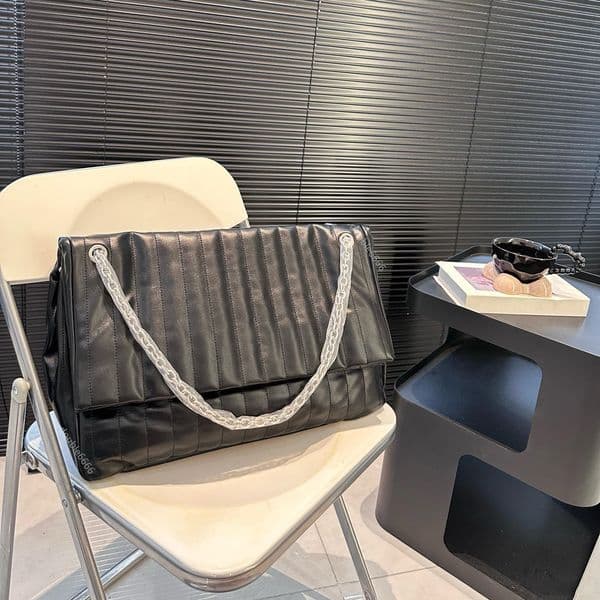 Luxury designer women's leather bags, chain bags, envelope bags, flap shoulder bags, underarm bags, crossbody bags, messenger bags, travel bags, airport bags, handbags