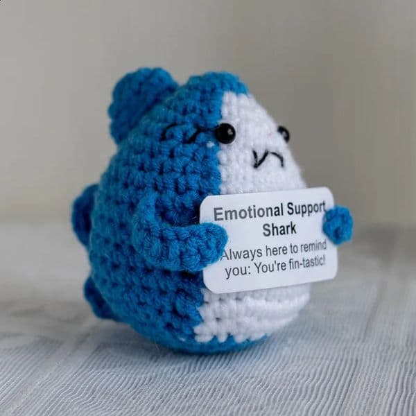 Funny Crochet Positive Energy Shark Doll with Card Home Room Decoration Handmade Knitted Flower Bee Ornament Christmas Gifts 240816