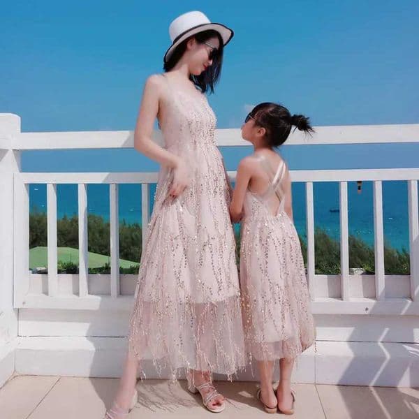 2024 Family Matching Clothing Summer Mom and Daughter Dresses Fashion Clothing Girls Mom and Daughter Chiffon Beach Dresses W240816