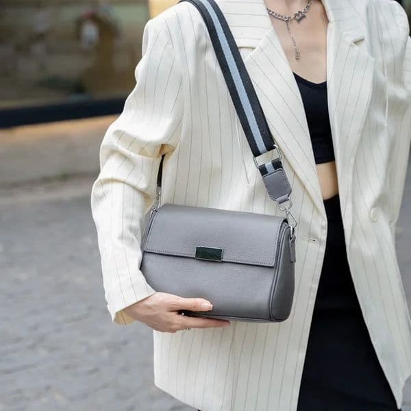 2024 AutumnWinter Underarm Bag Womens Fashion Retro Cow Leather Crossbody Handbag High Quality Texture Shoulder 240828Z