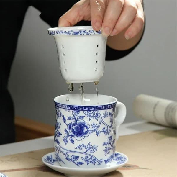 Chinese blue and white porcelain tea cup set with sauce lid infusion set 260ml ceramic tea cup with tea filter 240827