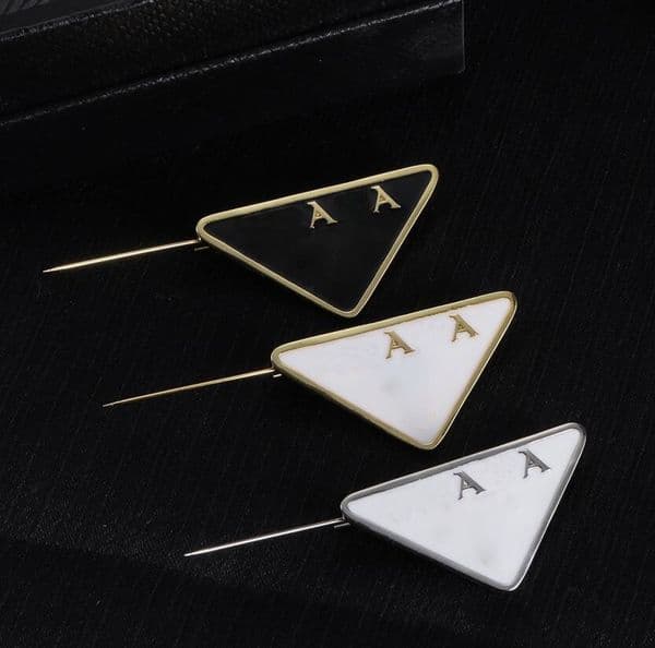 Simple Triangle Gold Silver Brooches Pins Men Women Letter Plated Pins Brooches Suit Pin Clothing Decoration Exquisite High Quality Jewelry