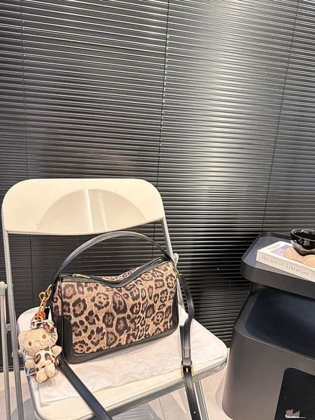 Handbag, hot and trendy new style, looks great just by carrying it when you go out.