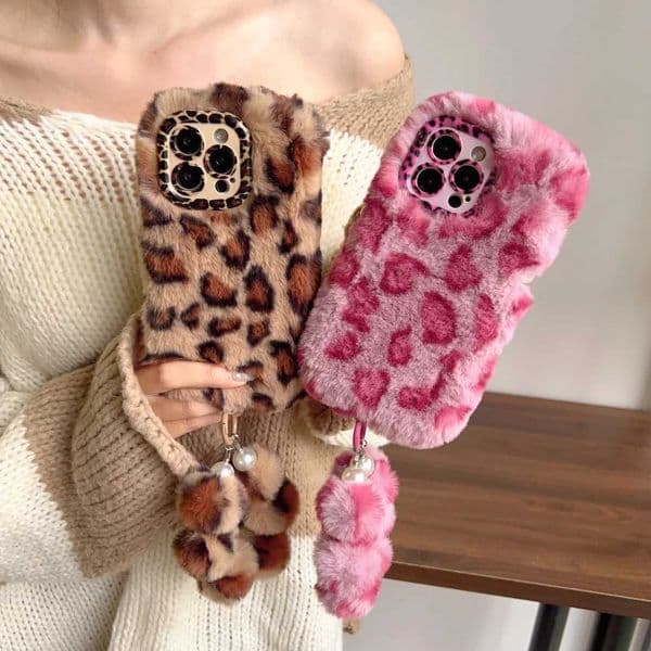 Hot Sale Fashion Leopard Print Fluffy Plush Stand with Bracelet Phone Case Suitable for iPhone 11 12 14 13 16 Pro Max 15 Plus Stand Cover T241209