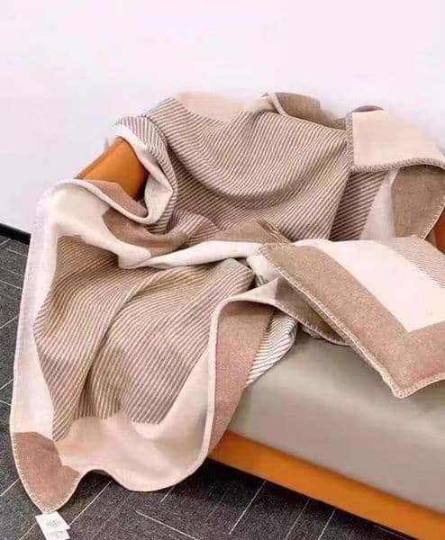 GOOD QUAILTY Thick Beige H Letter 90%wool 10%cashmere Blankets and cushions Home Sofa blanket Selling Wool Warm Plaid Sofa bed Spring Autumn Women Throw Blankets