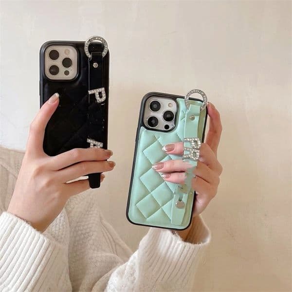 Luxury Triangle Designer diamond phone cases for iPhone 15promax 15pro 15 14plus 14 11 11promax 12 12pro 13 13pro 14 14promax case Fashion Metal letter wristlet cover