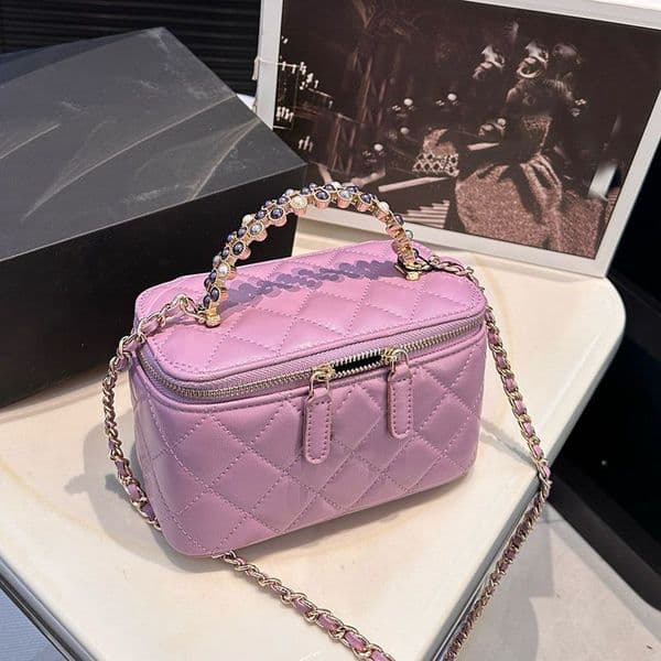 Designer bag Pearl handle Makeup Bag Acrylic chain handle quality leather Crossbody Bag saddle bag luxurys Handbags Zipper cosmetic bag Messenger Bag 17m