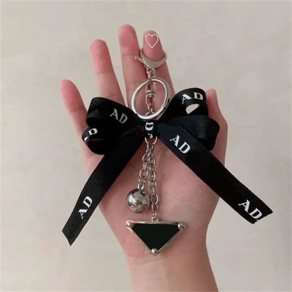 Keychains Designer Men Car Keychain Cars Keyring Womens Lover Couple Handmade Carabiner Key Chain Bags Pendant Lanyards For Phone