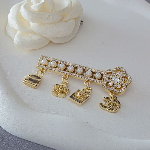 Designer Brooches Luxury Brand Letter Pins Brooches Women Brooch Suit Elegant Wedding Party Jewelry Accessories Gifts