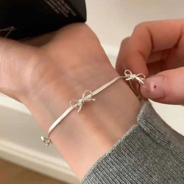 Fashionable Sweet Bow Bracelet Suitable for Women Sparkling Exquisite Ribbon Bowling Knot Snake Bone Chain Bracelet Party Jewelry Gift W241004