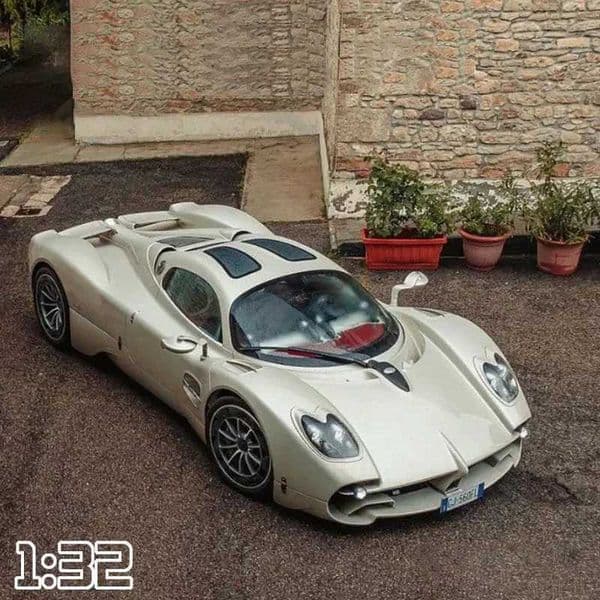 1 32 Pagani Utopia V12 Supercar Alloy Car Model Sound and Light Pull Back Toy Collectibles Birthday Gift M241025