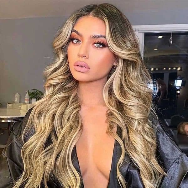 Long Ohmic blonde wavy synthetic wig suitable for women 26 inch curly wavy wig middle part heat-resistant fiber wig suitable for daily parties M241028
