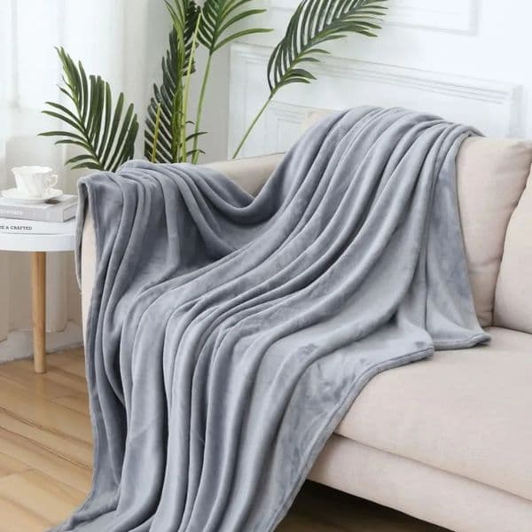 A Silver Gray Flannel Blanket Stylish Coral Velvet Rectangular Nap Blanket Multifunctional Cover Blanket for Four Seasons 241028L260521Y4YD
