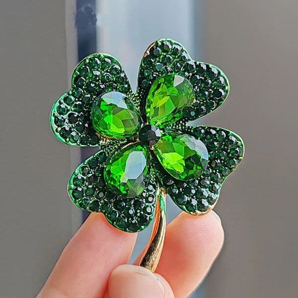 Green Red Crystal FourLeaf Clover Flower Brooches Lapel Pins Jewelry Clothing Accessories Brooch for Women 2024 241028