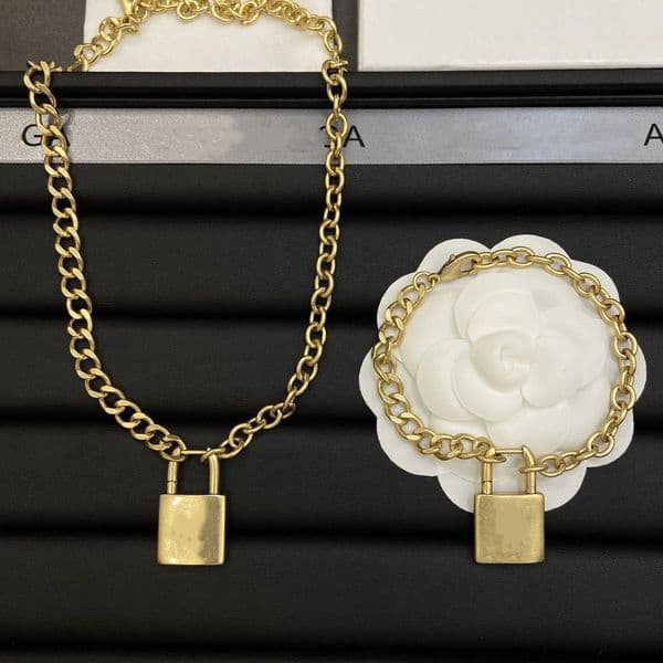 Luxury Classic Gold and Silver Lock Necklace Fashion Jewelry Letter B Necklace Pendant Wedding Pendant Necklace High Quality with Box