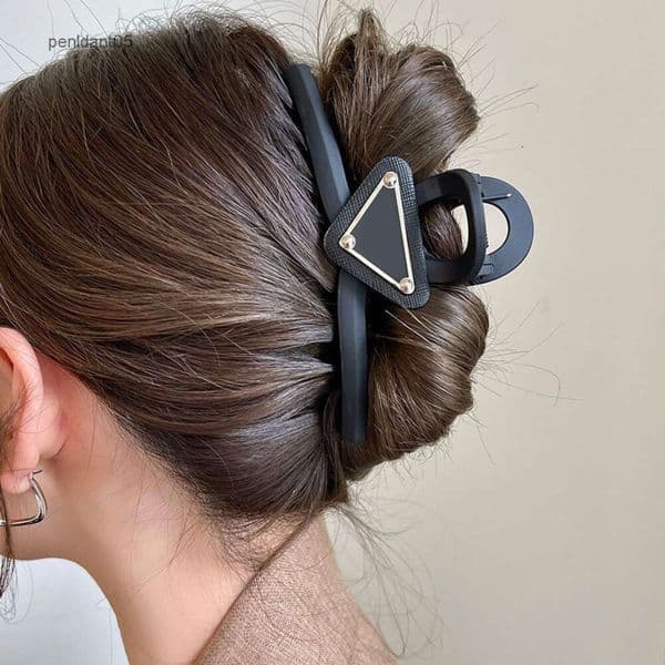 Barrettes Womens Designer Triangle Clips For Ladies Girls Brand Leisure Casual Hair Claw Fashion Classic Letters Hairpins Hairclip