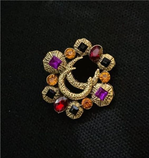 23ss Fashion Brand Letter Designer Letters Lapel Pins Hollow Women Crystal Rhinestone Pearl Pin Party Metal Jewerlry Accessories Gift with Figure Stamp L260521