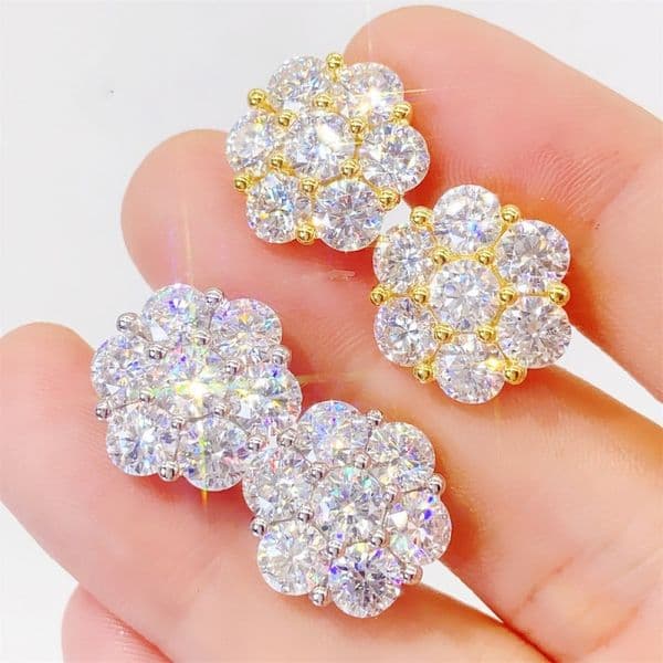 The VVS grade diamond earrings have passed the GRA test. They are made of 925 sterling silver or 14K gold and are set with flower-shaped moissanite.