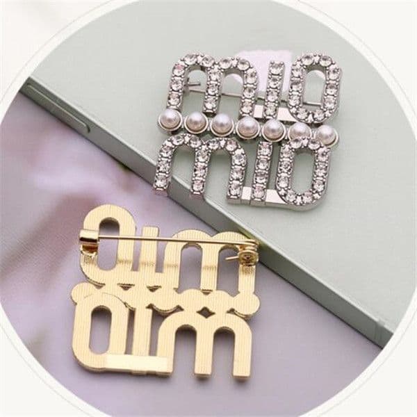 Luxury Designe Broochs Women Pearl Rhinestone Letters Brooche Dress Coat Sweater Suit Pins Fashion Jewelry Clothing Decoration Accessories L260521