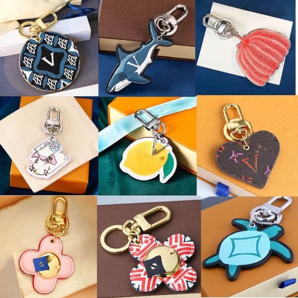 2024Handmade designer keychains multicolor key chain women men brown leather bag wallet lanyard plated gold accessories dragonne keychain letter 246250
