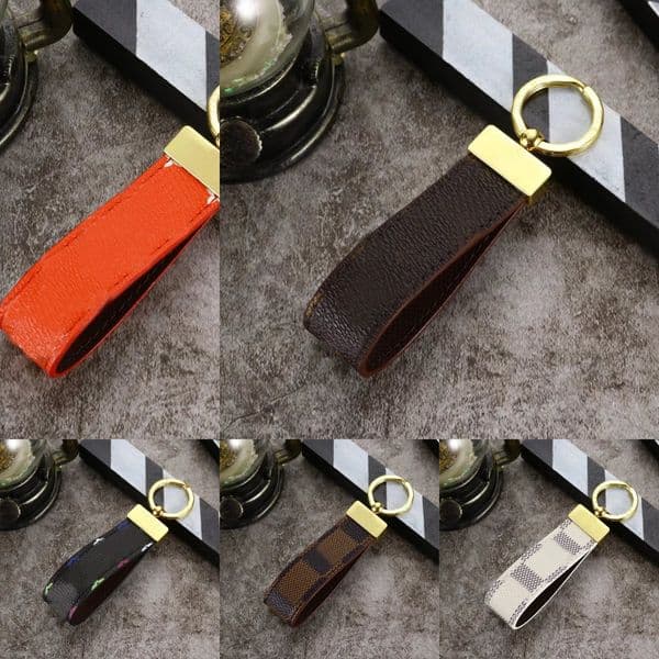 High Quty leather Keychain Classic Exquisite Luxury Designer Car Keyring Zinc Alloy Letter Unisex Lanyard Gold Blk Metal Small Jewelry With Box gift 9 colors Q260421