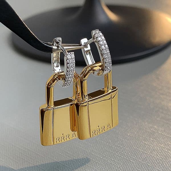 French Fashion Ins Lock Earrings Female Stud Ear Buckle Niche Design Sense High-End Temperament Unique Exquisite Jewelry Accessories
