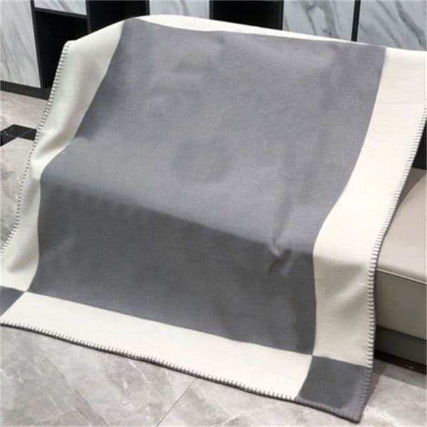 2026 New Thick Designer Plaid Cashmere Letter Livingroom Couch Smooth Soft Comforter Delicate Lunch Rest Travel Luxury Wool Throw Blanket Fr