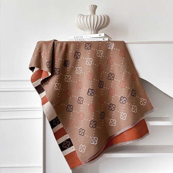 Designer Luxury Autumn and Winter Cashmere Scarf Women New Warm Pashmina Blanket Poncho Scarves Fashion Print Shawl Thick Foulard Bufanda Y250909a