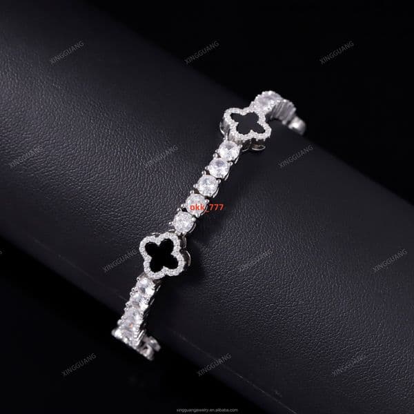 MenWomens VVS Moissanite Diamond Encrusted Lucky Four Leaf Clover Bracelet Gold Plated Sterling Silver Party Gift Charm Style
