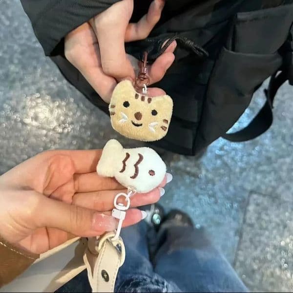 12pcs Cartoon Funny Cat Fish Keychains Couple Cute Kawaii Plush Toy Creative Little Kitten Doll Key Rings Bag Hanger Decoration 250919BJ