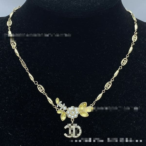 Xiaoxiang's Best-selling Pearl Necklace Features A Traditional Chinese Style for A Socialite