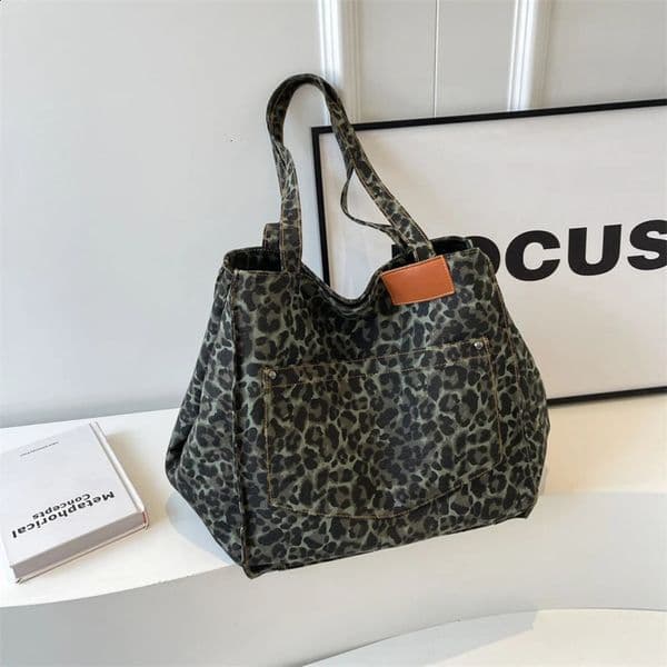 Fashionable casual shoulder bag highquality large capacity handbag canvas buckle for commuting shopping 240813