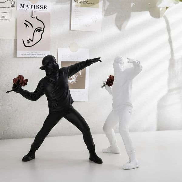 Banksy Sculptures Flower Thrower Statue Bomber Home Decoration Desk Accessories Collectible Figurine Decorative Interior 240524