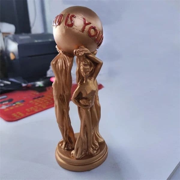The World Is Yours Resin Statue Ornaments Miniatures Home Decoration Crafts Office Desktop Sculpture Collectible Figurine 240520