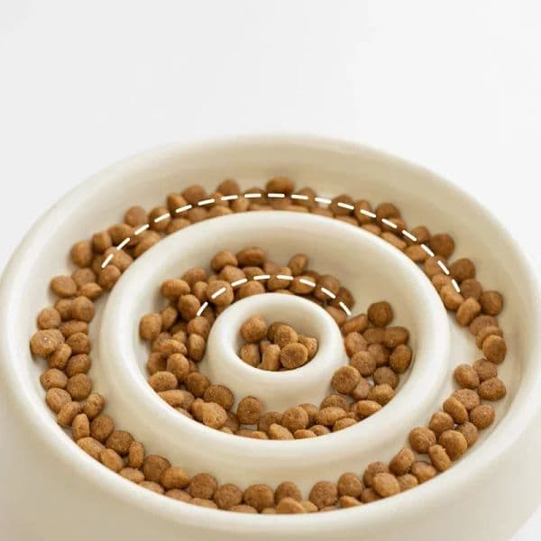 148927 The tilted cat bowl fits the cat's eating angle, reduces swallowing pressure and makes eating more comfortable