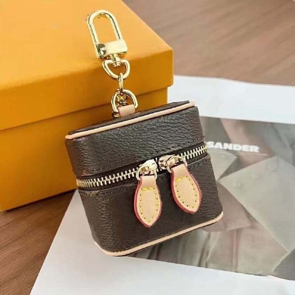 High Quality keychain designer bag charm Headphone bag Stylish Image Pendant Car Keychains Trendy Key Buckle Men Womens Bag Ornaments Lanyard Keychains Lanyards 01
