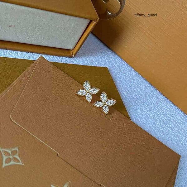 Stud Earrings Luxury Gold-Plated Silver Plated Earrings Designed A Four Leaf Clover Style Designer Romantic Love Gifts High-Quality Jewelry Gifts Earrings