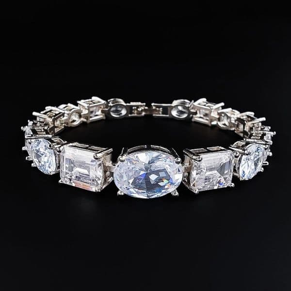 Designer Bracelets Geometric Exquisite Crystal Bracelets Women High End Design Sense Inlaid Zircon Hip Hop Style Jewelry Accessory Bangle