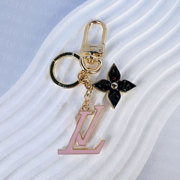 Designers bag charm Letters with Four-leaf clover classic shape designers keychain Women Buckle Keyring Bags Pendant Accessories