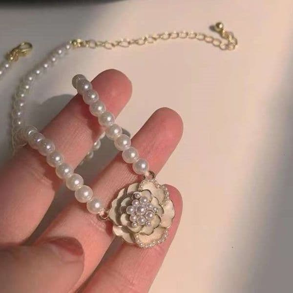 Pendant Necklaces DHcollections Nocturne Fashion pearl necklace