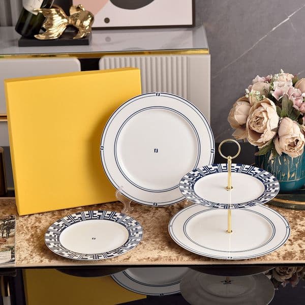 Decorative Ceramic Cake Plate, Unique & Elegant Design, Perfect for Showcasing Cakes at Family Dinners