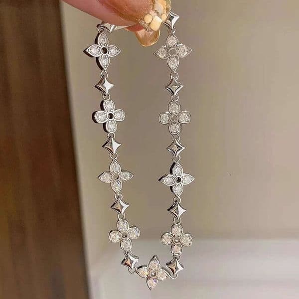 Luxury jewelry designer bracelet for Women Drawing process hollowed out lucky clover necklace high-end bracelet earrings sweater chain set 4/ Leaf flower necklace