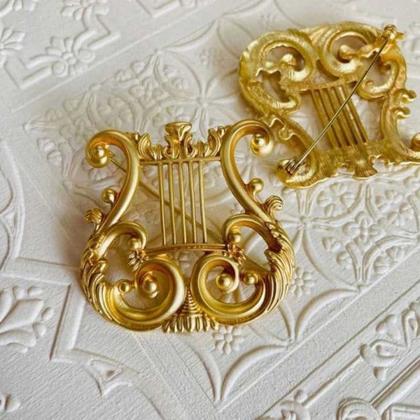 Vintage Golden Harp Brooch Jewelry Musical Suit Pin For Cardigan Sweater Retro Gift Items XJ250815