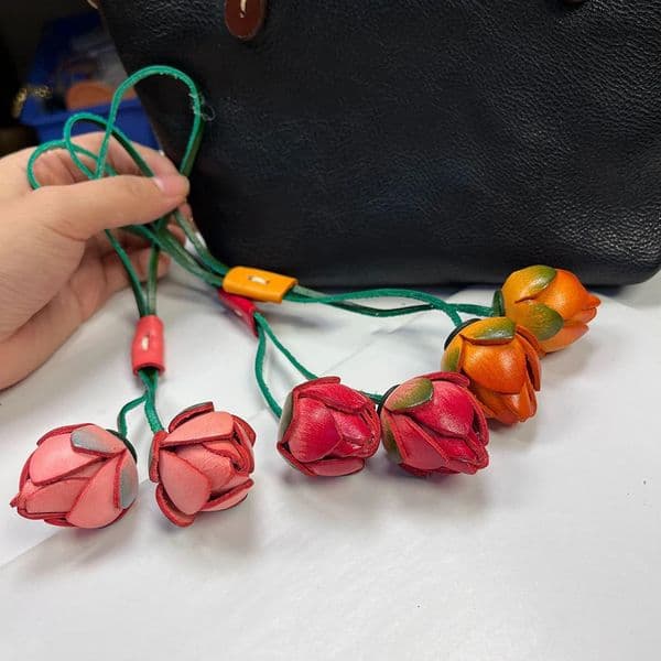 Cowhide Leather Bags Charm Flower Ball Pendant y Fashion Highgrade Lychee Car Decoration Bag Accessories 250815BJ
