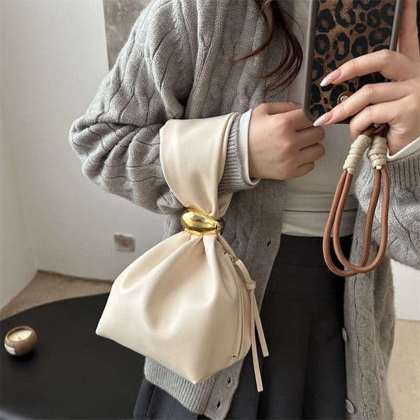 Autumn Winter 2025 New Vintage Pleated Simple Niche Design Stylish Personality Small for Women Aesthetic Bucket Bag