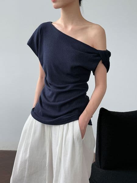 L8292 asymmetric oblique shoulder twist T-shirt